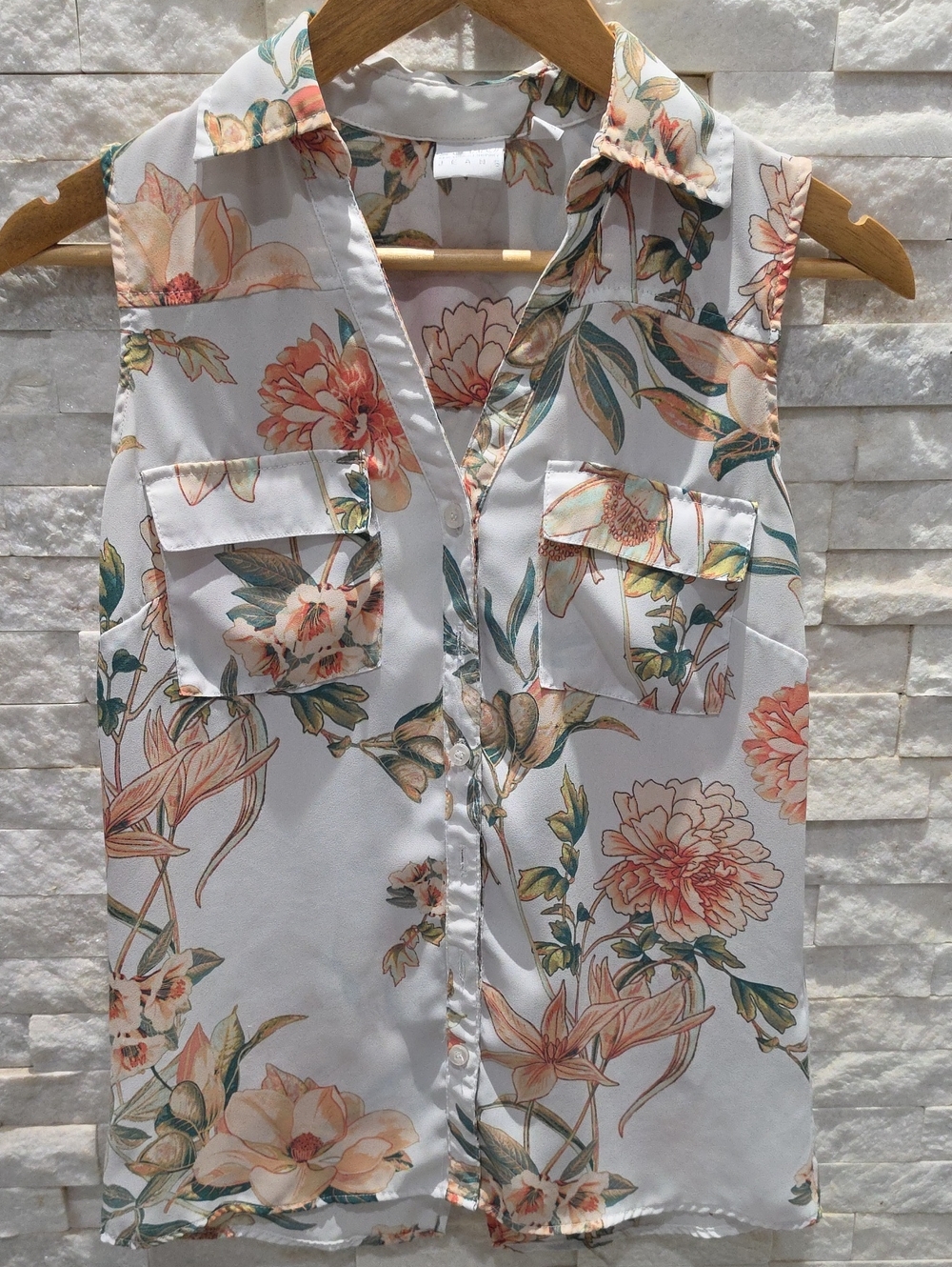 Floral Sleeveless Button-Front Camisole in White and Peach